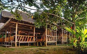 Tres Chimbadas Lake Lodge